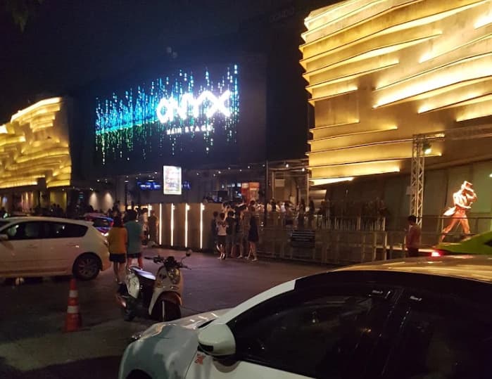 오닉스클럽에 줄서있는 모습